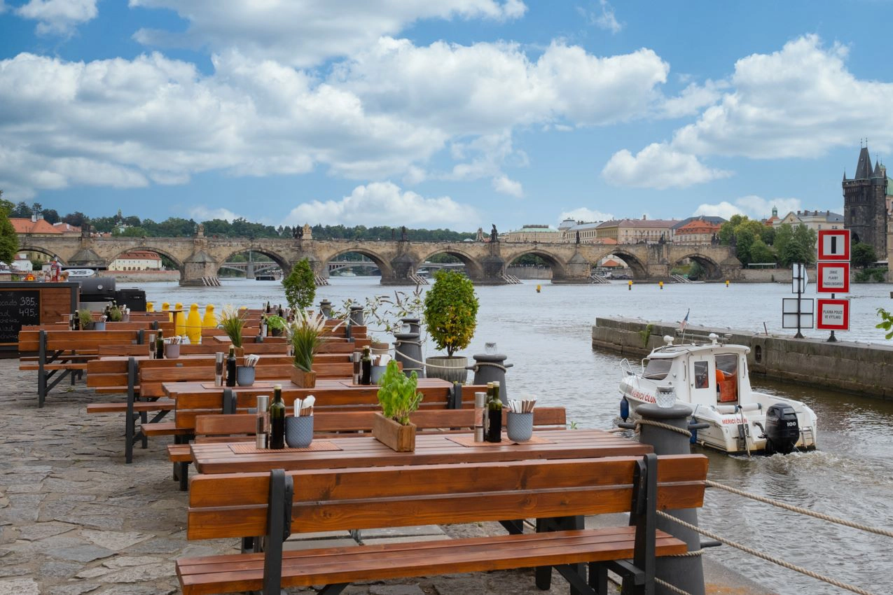 Mlýny Restaurant – italská restaurace na Kampě s terasou nad Vltavou