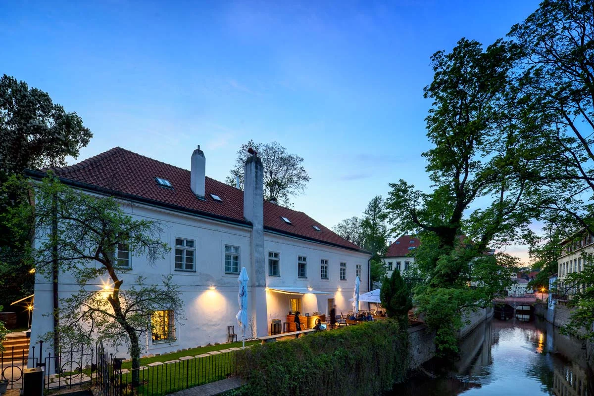Piknik Park – italská enoteca con cucina v parku Kampa